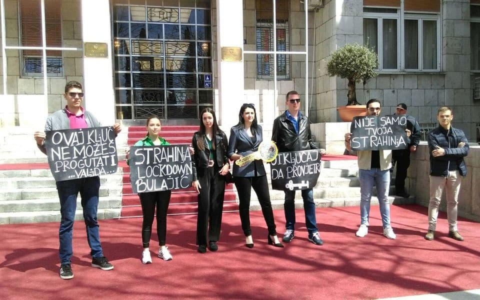 Performans mladih SDP-a ispred Skupštine: “Strahinja lockdown Bulajić”