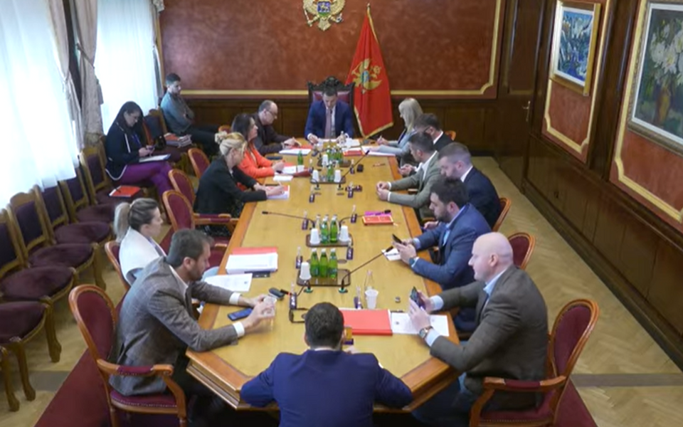 Konatar: Treba da se pravimo da je sve u redu kad nije; Martinović: Pregovori o vladi lakrdija