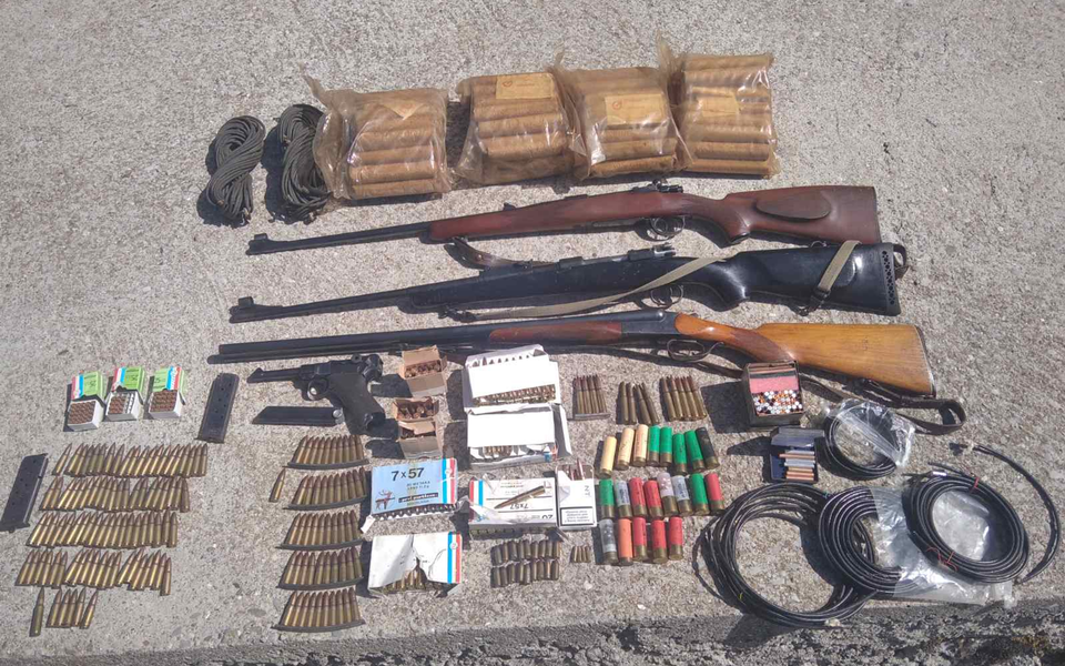 Hapšenje u Podgorici: Oduzeto pet pušaka, tri pištolja, oko 10 kilograma eksploziva…