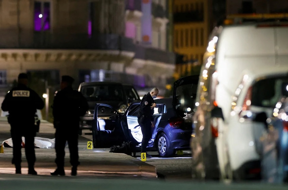Policija ubila dvije osobe u Parizu, automobilom krenuli na blokadu