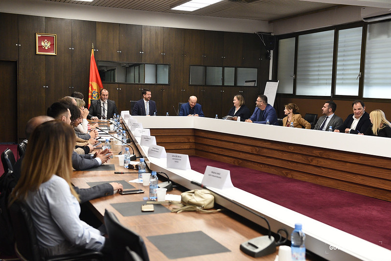 Održana sjednica Socijalnog savjeta: Zalihe hrane stabilne, trgovinski lanci dobro snabdjeveni osnovnim životnim namirnicama