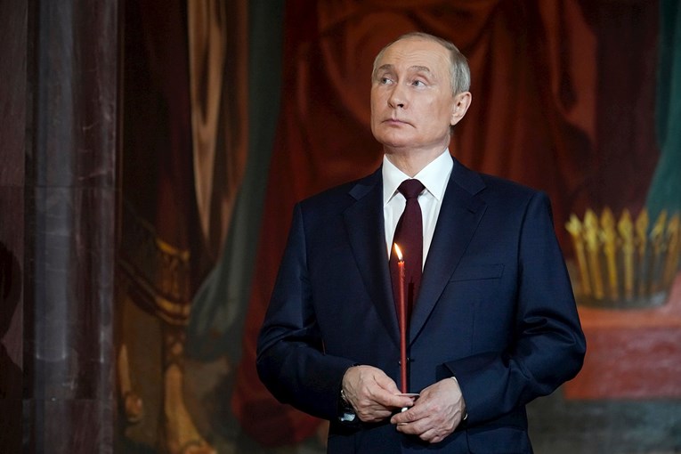 Putin na vaskršnjoj liturgiji, sa svijećom u rukama