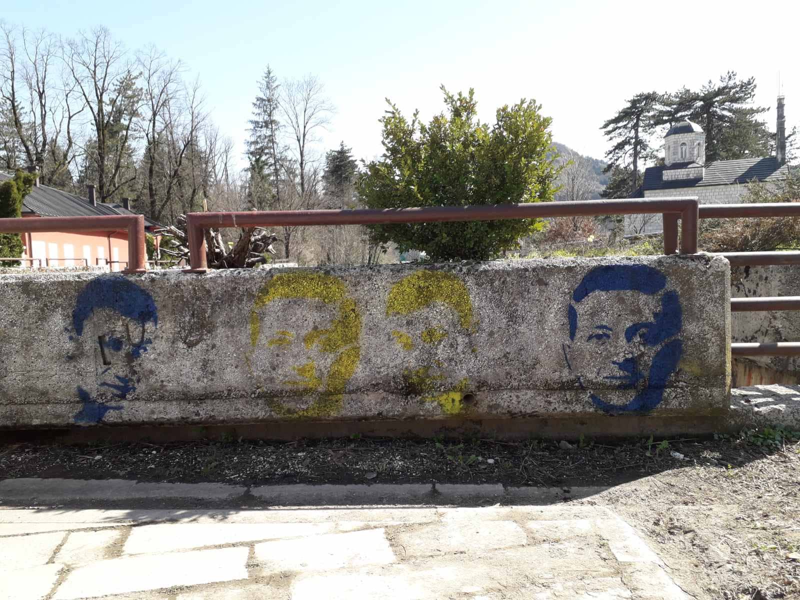 Na Cetinju na više lokacija urađeni grafiti Zelenskog i Klička