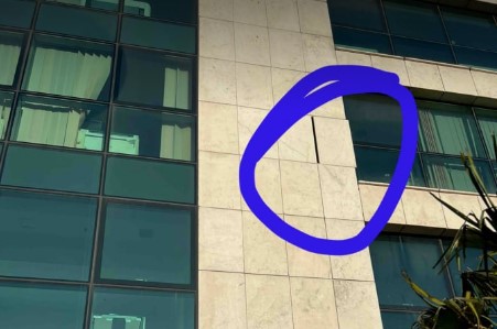 Građani upozoravaju: I dalje prijeti velika opasnost od fasade sa zgrade Normal Company