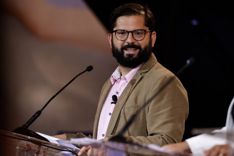 Čileanskog predsjednika gađali kamenom, pogodili šefa kabineta