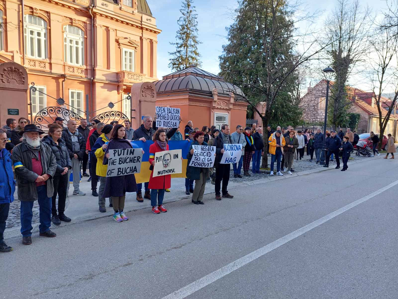 Cetinje u tišini šetalo za Buču: Putin, kasapin Buče!