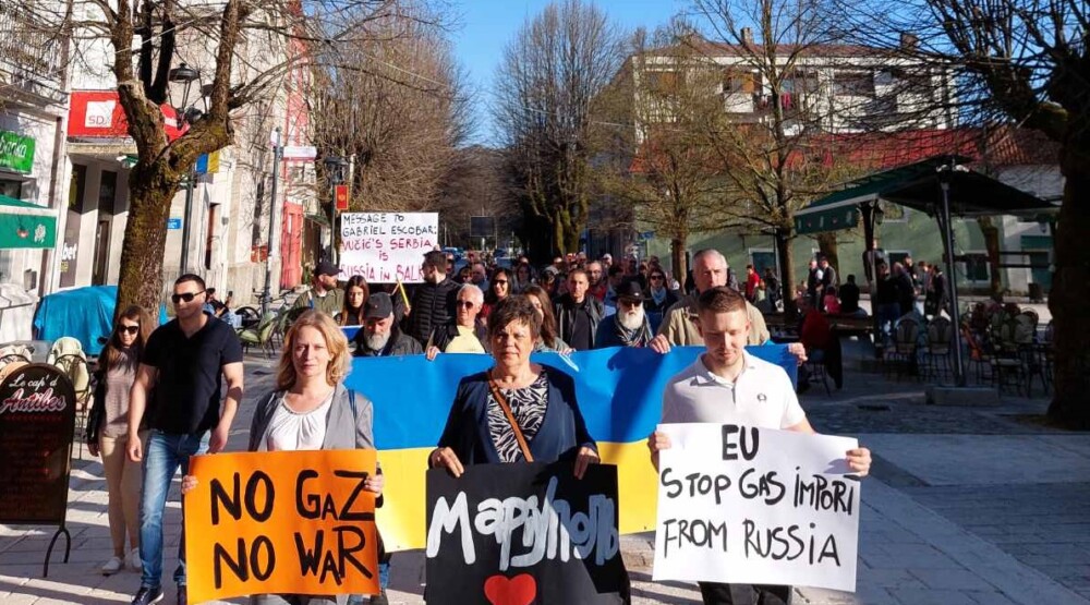 Večeras na Cetinju šetnju predvodile ambasadorke Ukrajine i Češke Republike: No GaZ No War