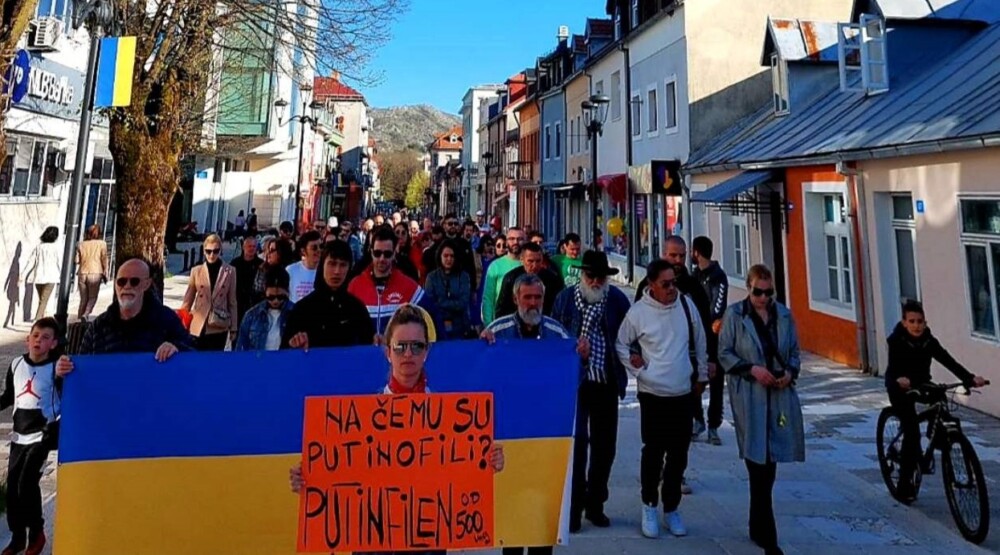 Cetinje šetalo za Ukrajinu: Na čemu su Putinofili? Na Putinofilen od petsto