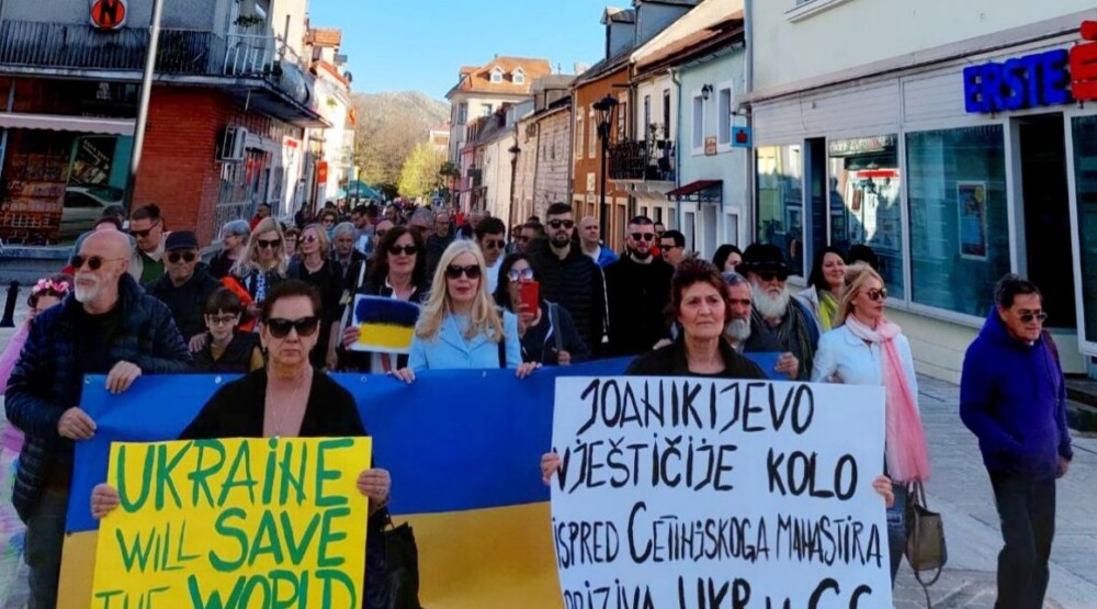 Cetinje danas poručilo: Joanikijevo vještičije kolo ispred Cetinjskoga manastira priziva Ukrajinu u Crnoj Gori