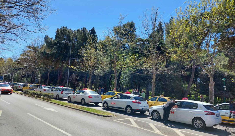Počeo protest taksista ispred Skupštine Crne Gore