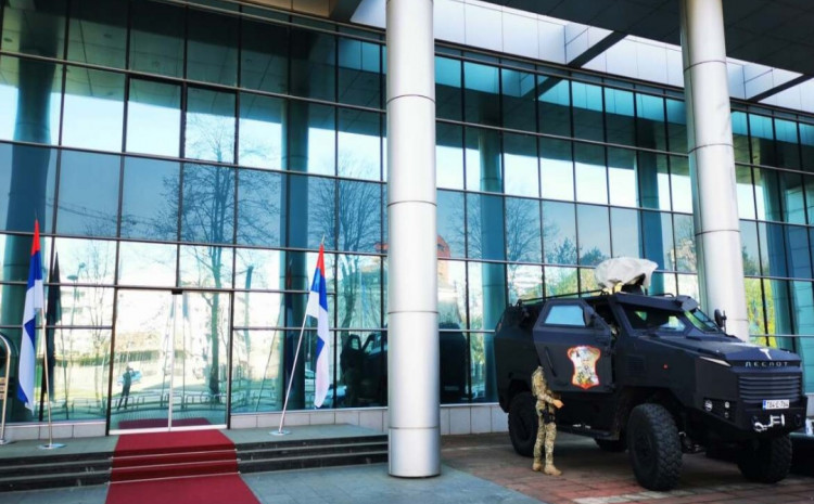 Pojačana sigurnost Milorada Dodika: Oklopna vozila ispred zgrade Vlade RS