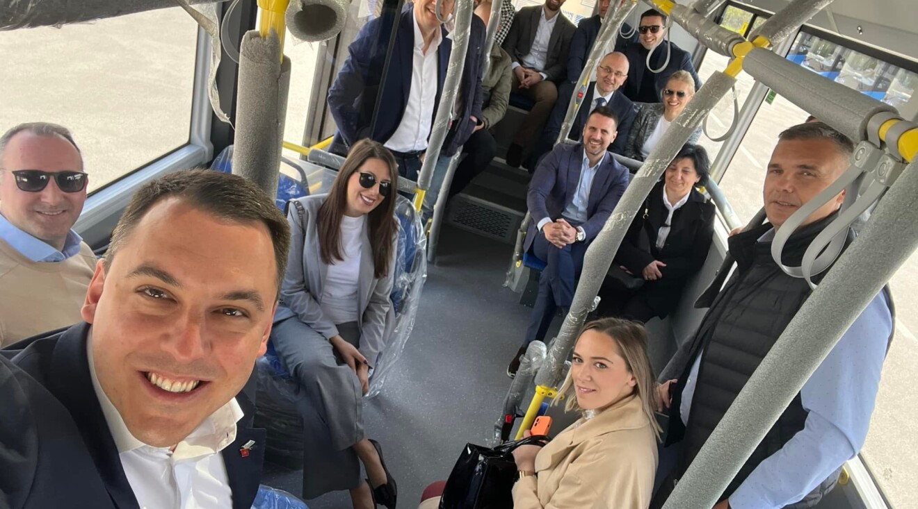 Vuković sa saradnicima u novom autobusu: Mali korak za svijet, veliki za Podgoricu