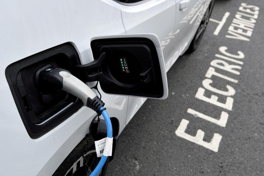 Eko fond objavio dva javna konkursa za električna i hibridna vozila