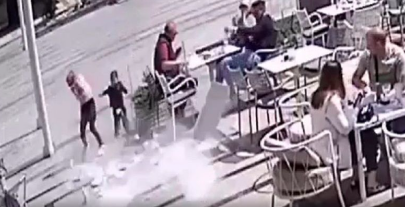 (Video) Obrušila se fasada na terasu lokala, djevojčica pukom srećom ostala nepovrijeđena