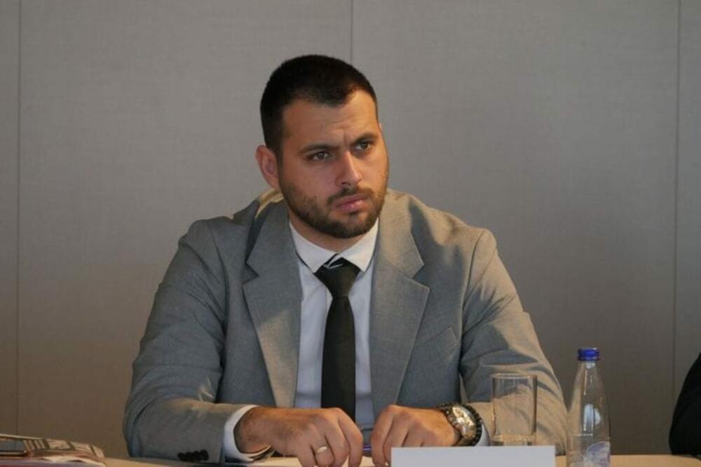 Vešović: Abazović prijetnjama medijima pokazuje pravo lice, monopol nad informacijama su tekovine DPS mašinerije laži