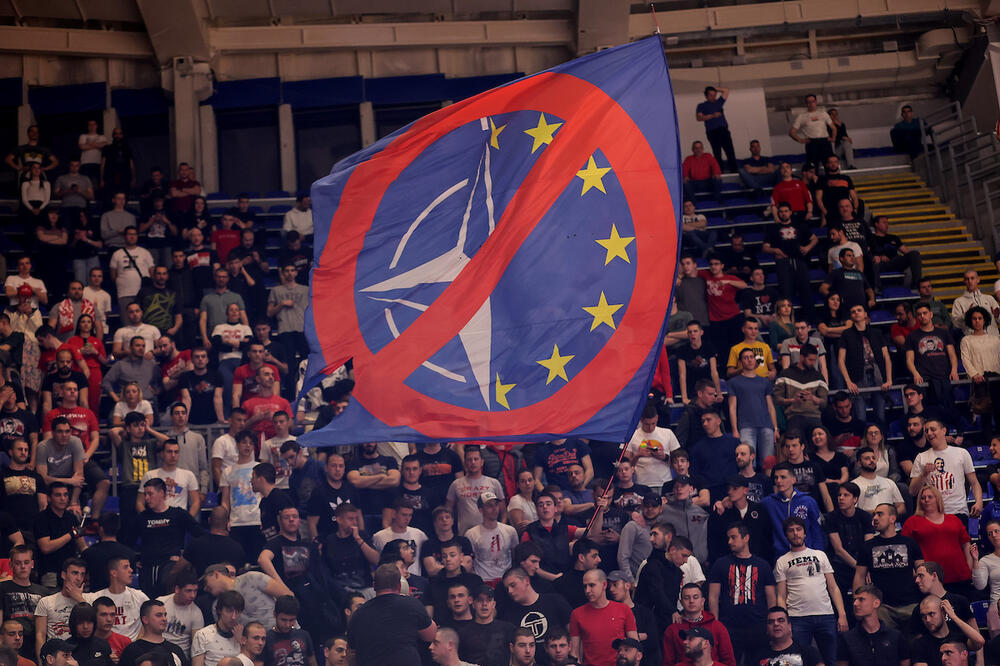 Navijači Zvezde razvili anti-NATO zastavu; Delije ponovo podržale Rusiju, orila se pjesma “Kaćuša”