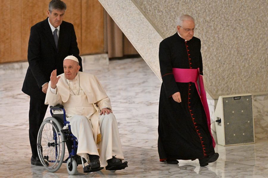 Papa Franja se danas u javnosti pojavio u invalidskim kolicima