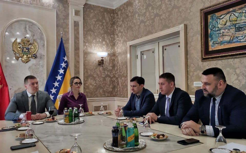 Adžić ugostio delegaciju BiH: Regionalna saradnja ključna u borbi protiv ilegalnih migracija