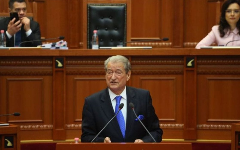 Albanski parlament odbio rezoluciju o Srebrenici; Beriša: Glasate po nalogu Vučića, malog Putina