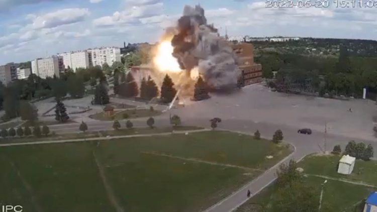 (VIDEO)Ruske rakete uništile kulturni centar u Lozovi, među povrijeđenima i djeca