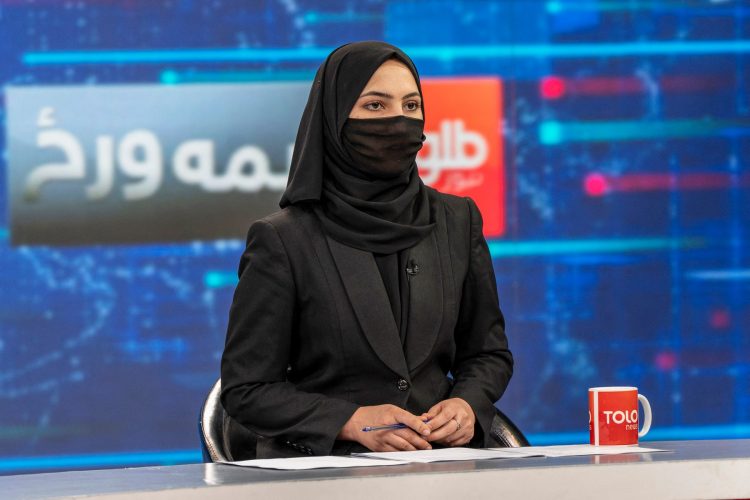 (VIDEO) AVGANISTAN: Voditeljke se povinovale naređenju talibana i prekrile lica