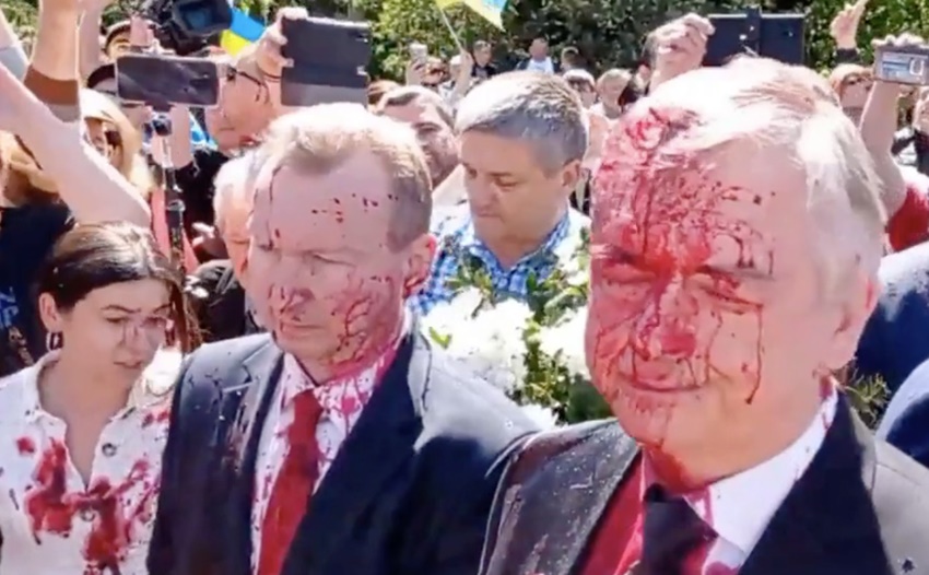VIDEO: Ruski ambasador poliven crvenom bojom dok je polagao cvijeće u Varšavi