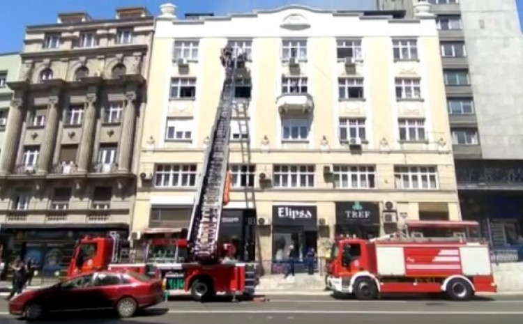 Veliki požar u Beogradu, vatrogasci stanare spašavaju preko prozora