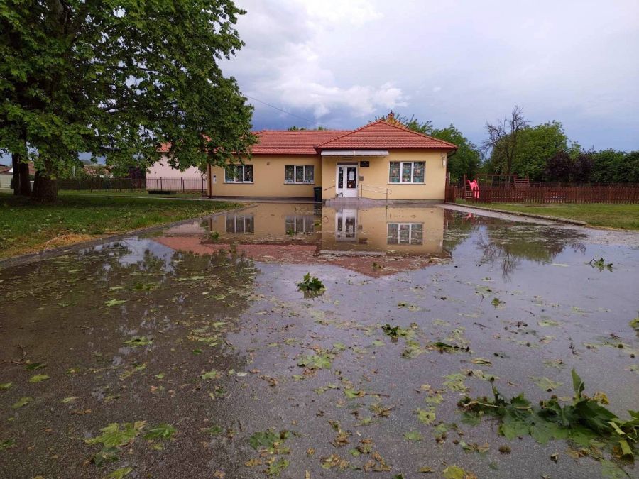 Jako nevrijeme zahvatilo Hrvatsku: Vjetar rušio rasvjetu, bilo je i grada