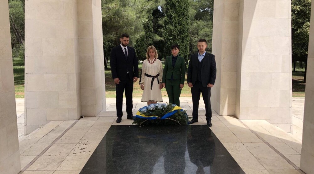Ambasada Ukrajine položila vijenac na Spomenik Partizanu borcu na Gorici