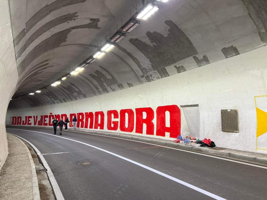 Tunel na Njegušima ukrašen patriotskim sloganom – Da je vječna Crna Gora!