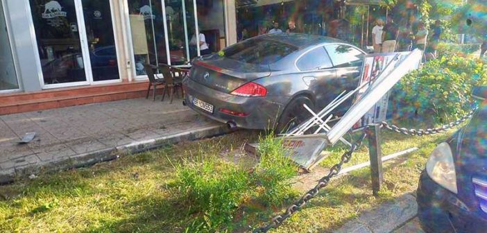 Saobraćajna nezgoda u Baru: Vozilom izletio sa kolovoza pa udario u bilbord