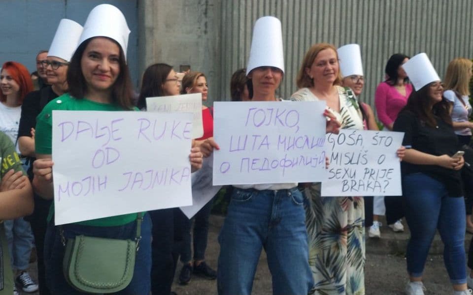 Protest ispred RTCG zbog debate o abortusu: “Gojko, šta misliš o pedofiliji?”