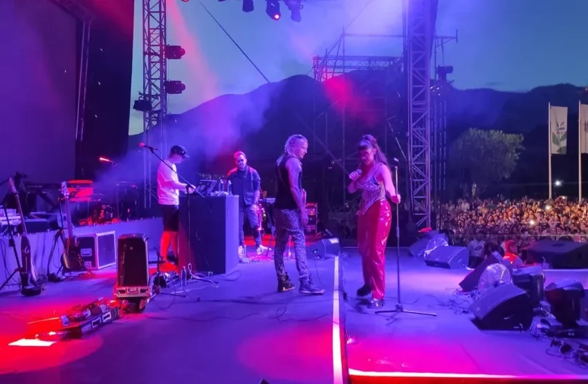 Preko 10.000 hiljada ljudi: Koncert Merlina i Senidah u Baru oborio rekorde