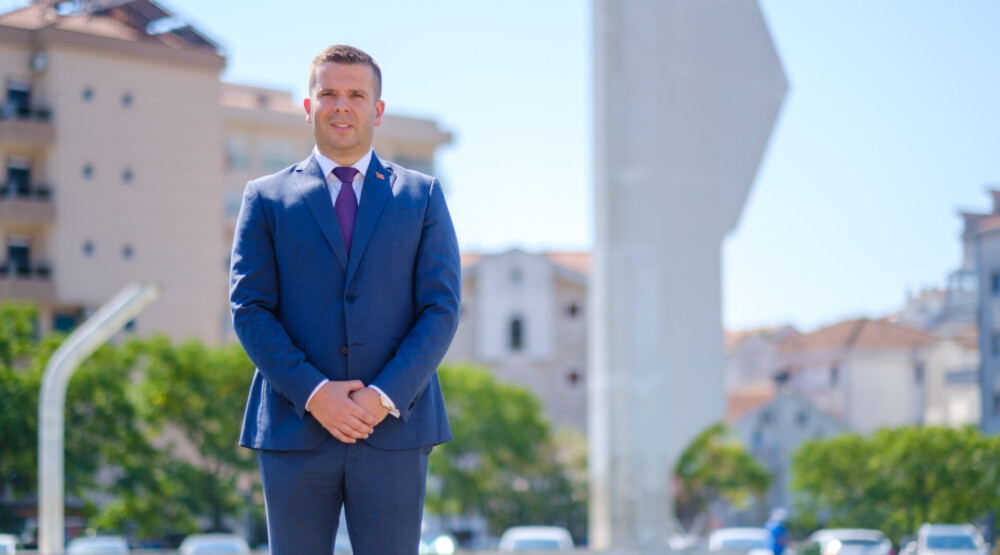 Perović: Postavljanje trobojki u Budvi dokaz inferiornosti odlazeće vlasti