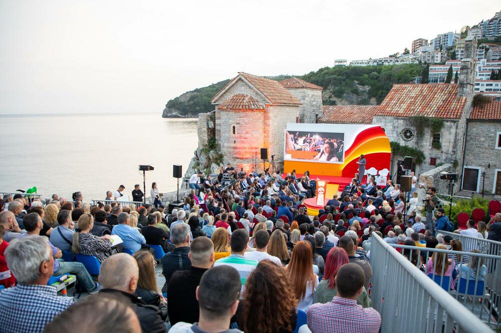 Demokrate Budva Rađenoviću: Dok se busate u svoje CRNOGORSTVO vaša partija sprovodi ono što se dogovori u Beogradu i Tirani