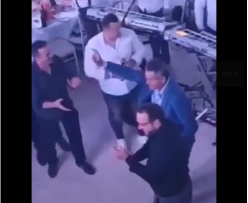 VIDEO: Direktor Rudnika uglja Milan Lekić ugovore za stalno dijeli po svadbama kao poklon?