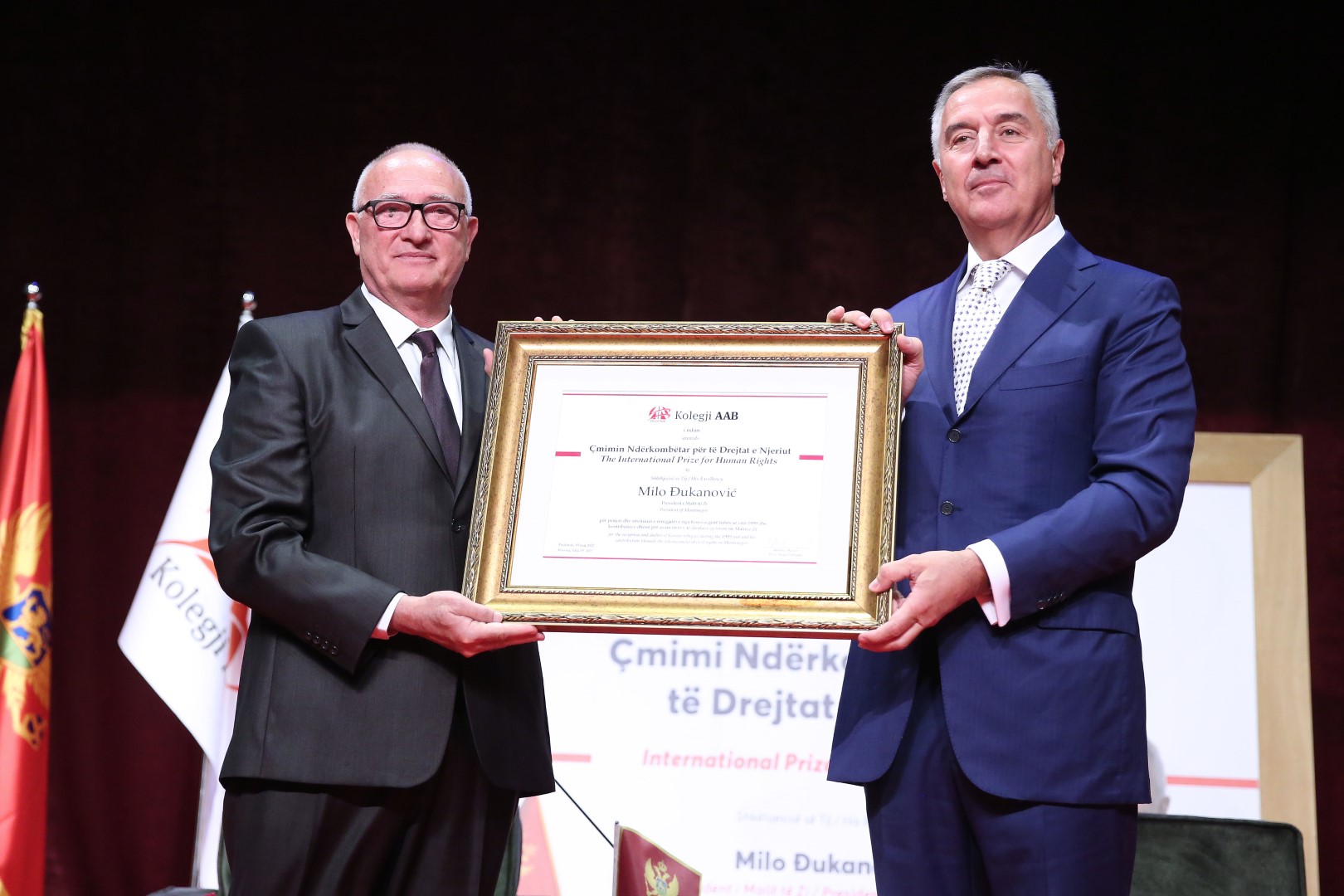 Đukanoviću u Prištini uručena međunarodna nagrada “Za prijem i smještaj izbjeglica sa Kosova tokom rata 1999.”
