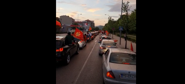 (Video)Patriotska auto kolona u Nikšiću: Veliki broj automobila, blokirana oba skvera