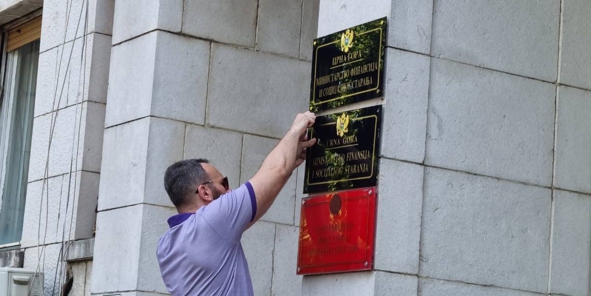 Promijenjena tabla sa nazivom na zgradi Ministarstva finansija