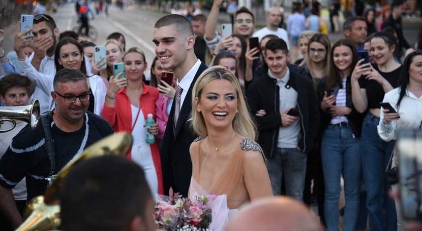 VIDEO Milica Pavlović ispunila obećanje: U bijeloj limuzini stigla na maturu sa Srđanom