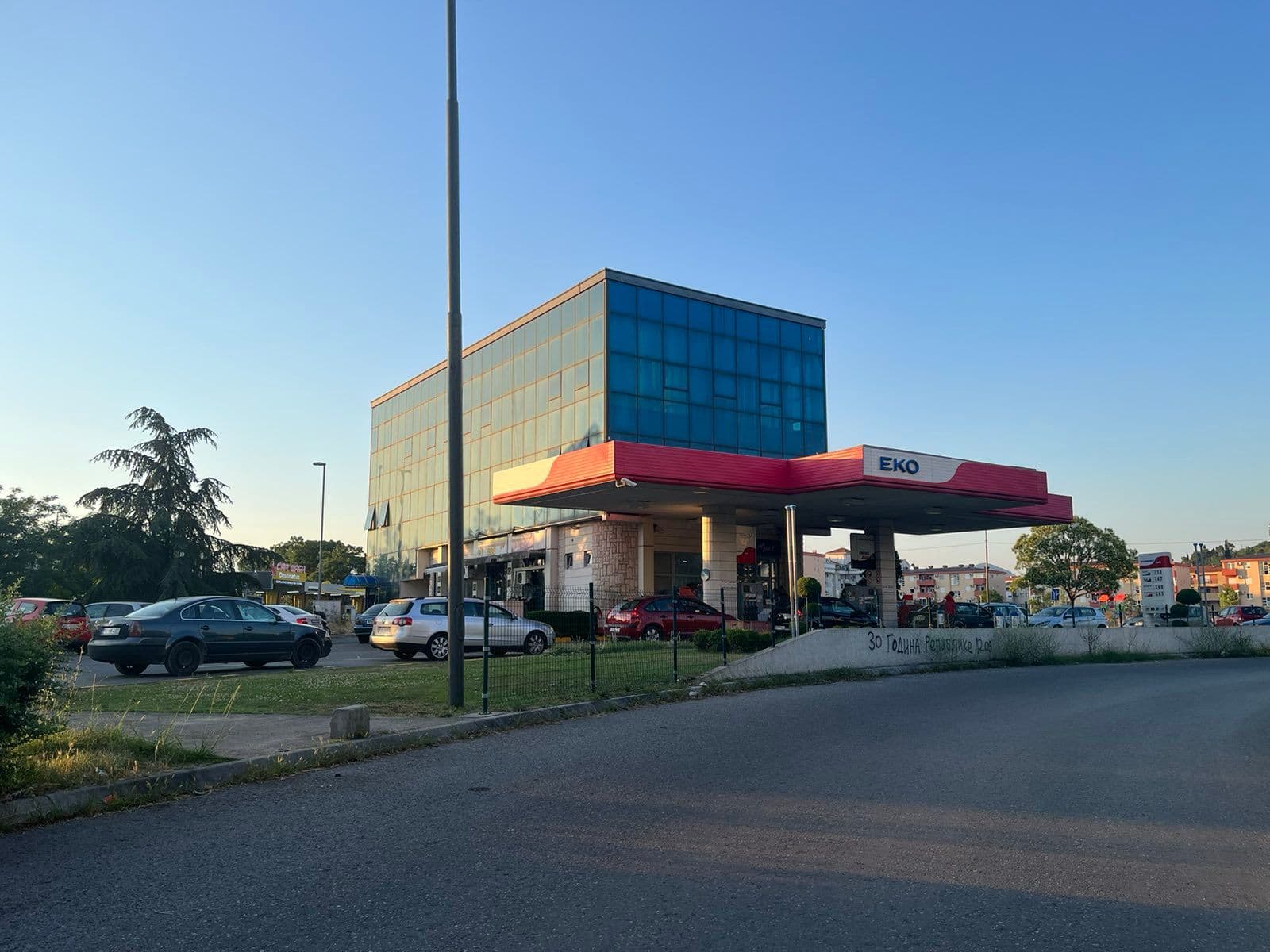 Velike gužve na pumpama, sjutra rekordno novo poskupljenje
