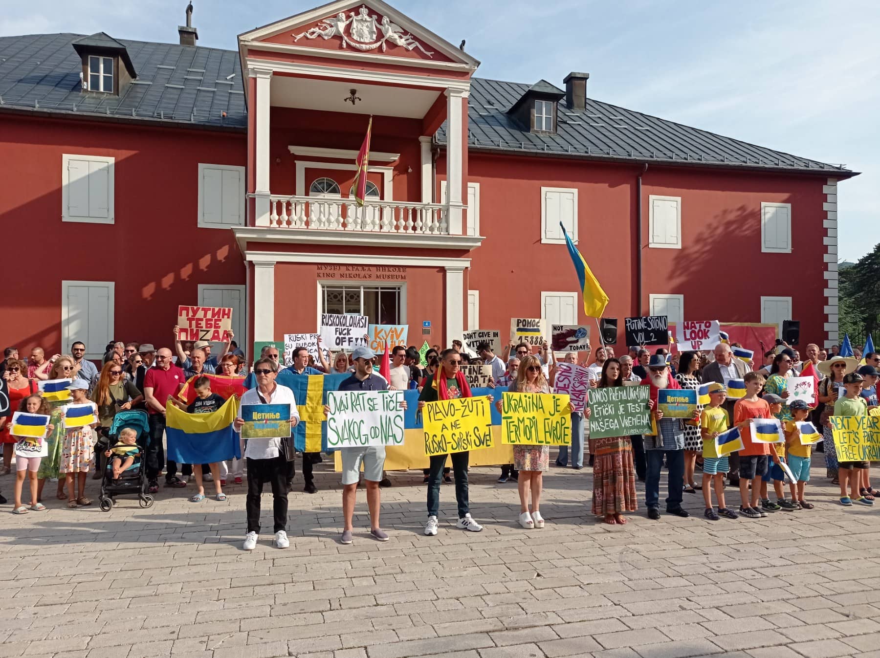 Na Cetinju počela 100. protestna šetnja podrške ukrajinskoj herojskoj borbi