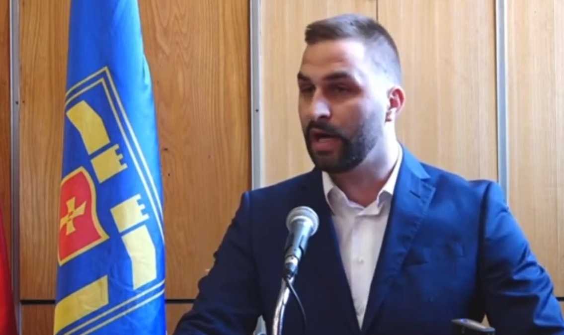 Muratović: Iz protesta zbog skidanja crnogorske zastave i nepoštovanja 21. maja, napustili smo sjednicu SO, Nikšić nikad neće biti provincija “srpskog sveta”