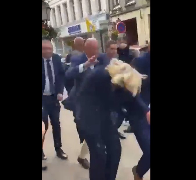 VIDEO: Marin le Pen pogođena jajetom u lice