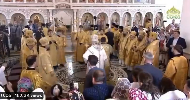 VIDEO: Patrijarh Kiril povrijeđen, okliznuo tokom službe i pao