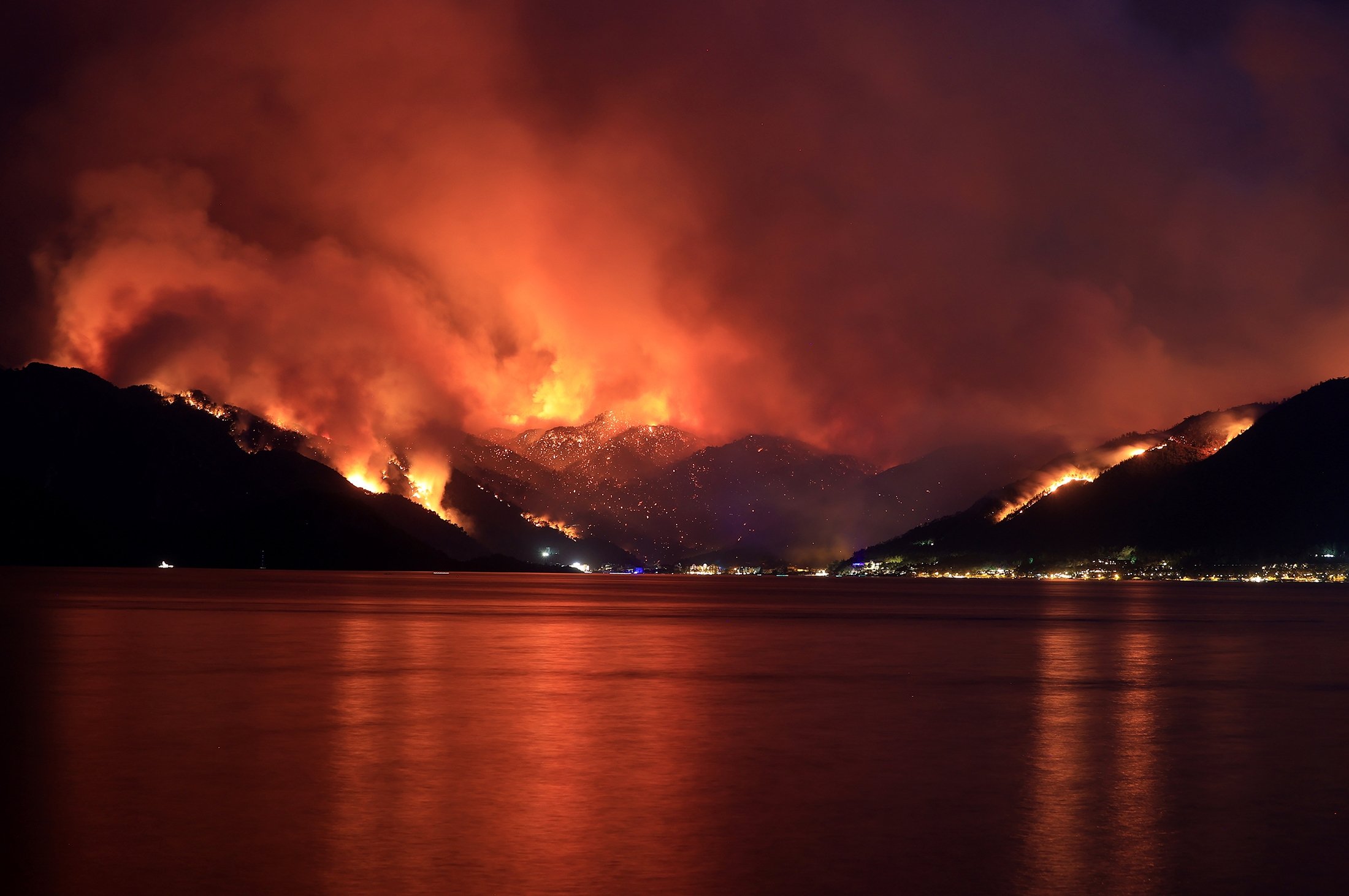 Vatrogasci gase šumski požar kod Marmarisa u Turskoj
