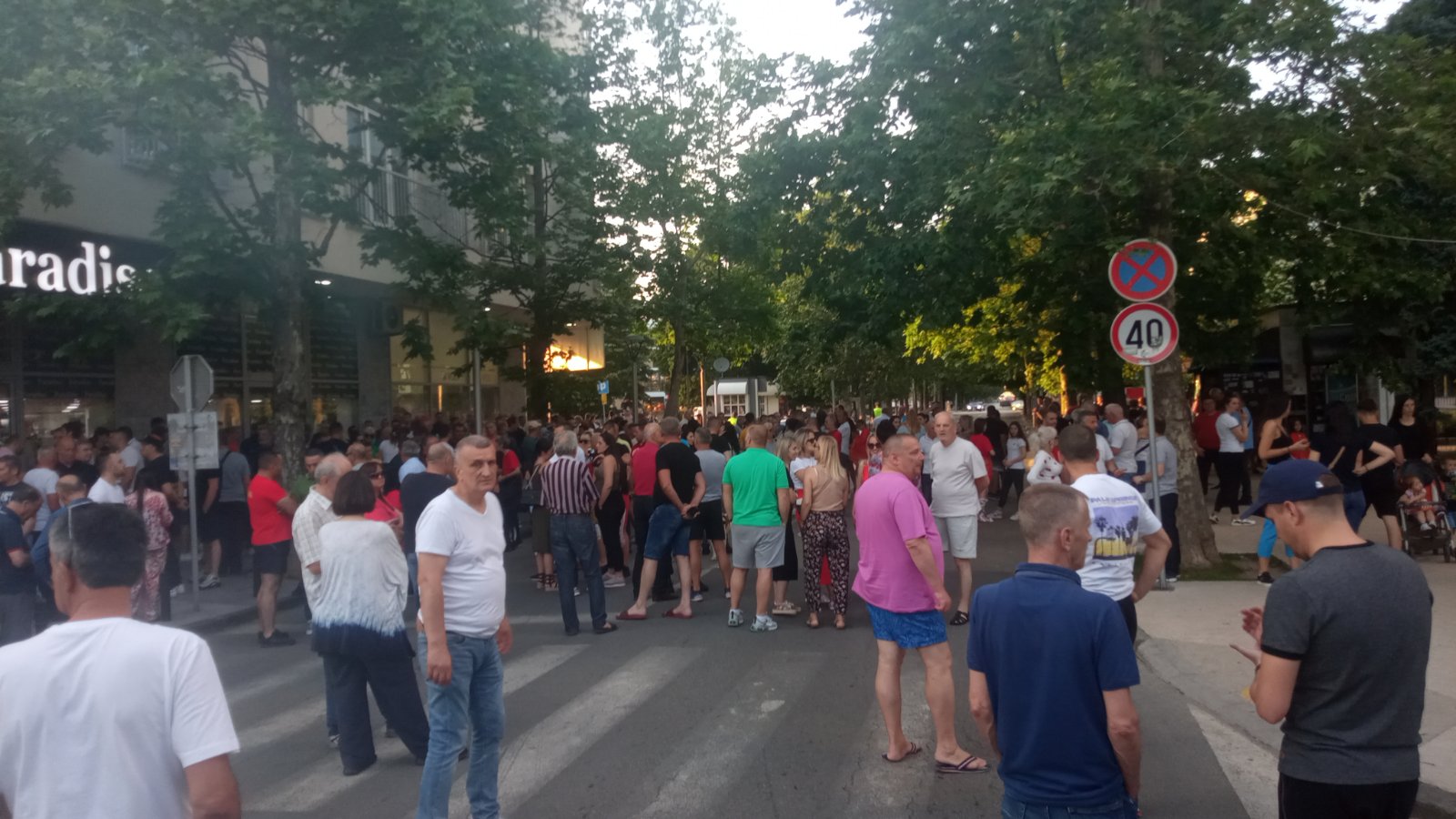 Nikšić: Građani protestuju zbog uklanjanja zastave sa zgrade Opštine