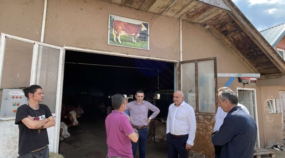 Joković u posjeti nikšićkim mljekarima: Obezbjediti zemljište za proizvodnju kabaste hrane