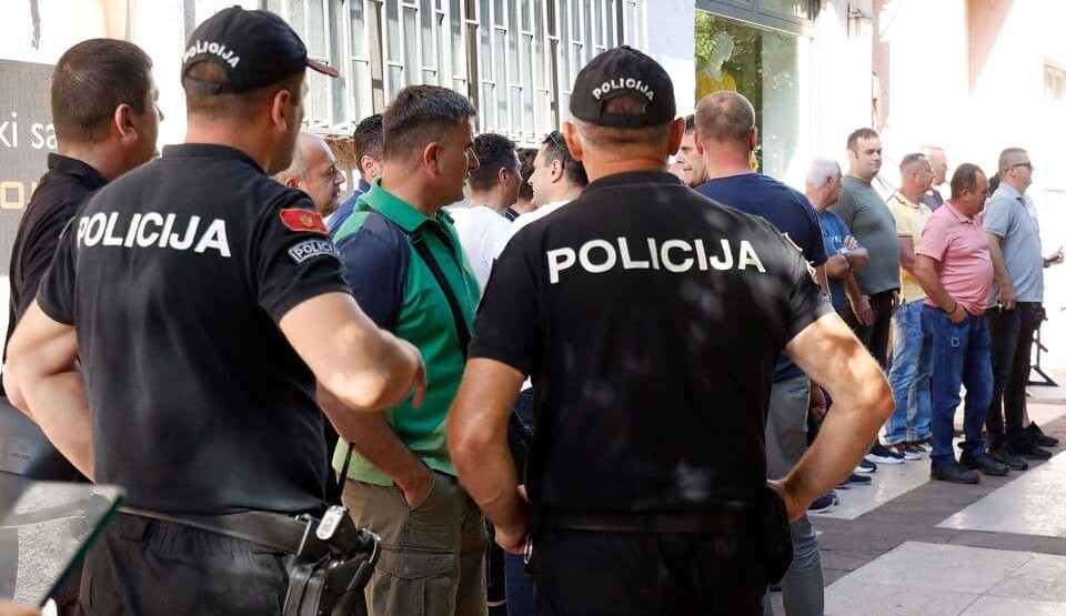 Policajci nezadovoljni statusom u državi, prvi put u istoriji protestovali pred Vladom