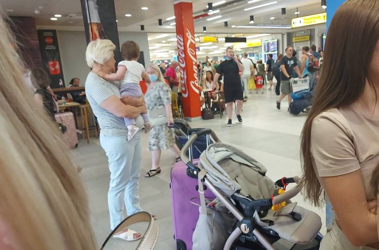 Er Srbija otkazala let za Tivat, putnici na beogradskom aerodromu se žale: Nismo obaviješteni